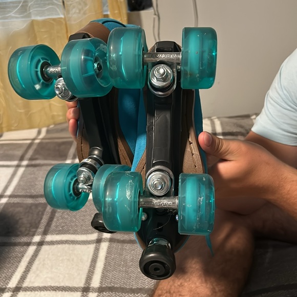 Sure grip teal roller skates - Picture 2 of 2